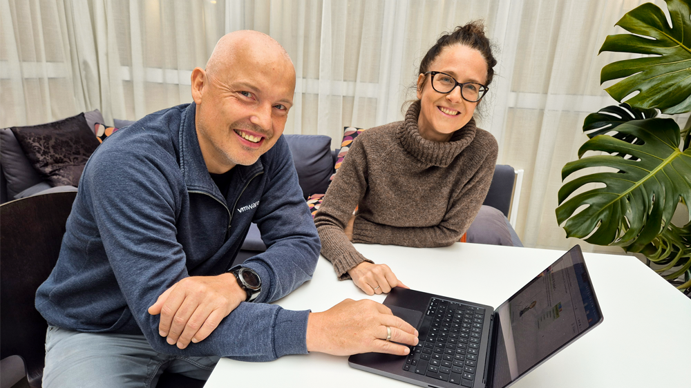 bilde av roboter som kommer ut av dataskjerm. FO rå hjelpe med forskning, utdanning og administrasjon