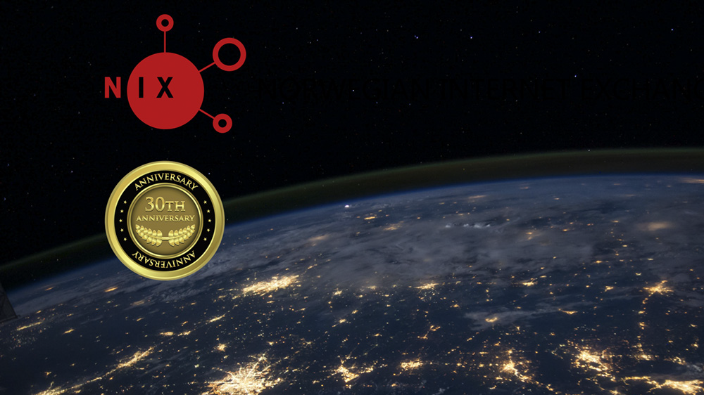 del av jordkloden i verdensromemt med lyspunkter som er byer om natta. Nix-logoen og en 30-årsmedalje oppe til venstre.