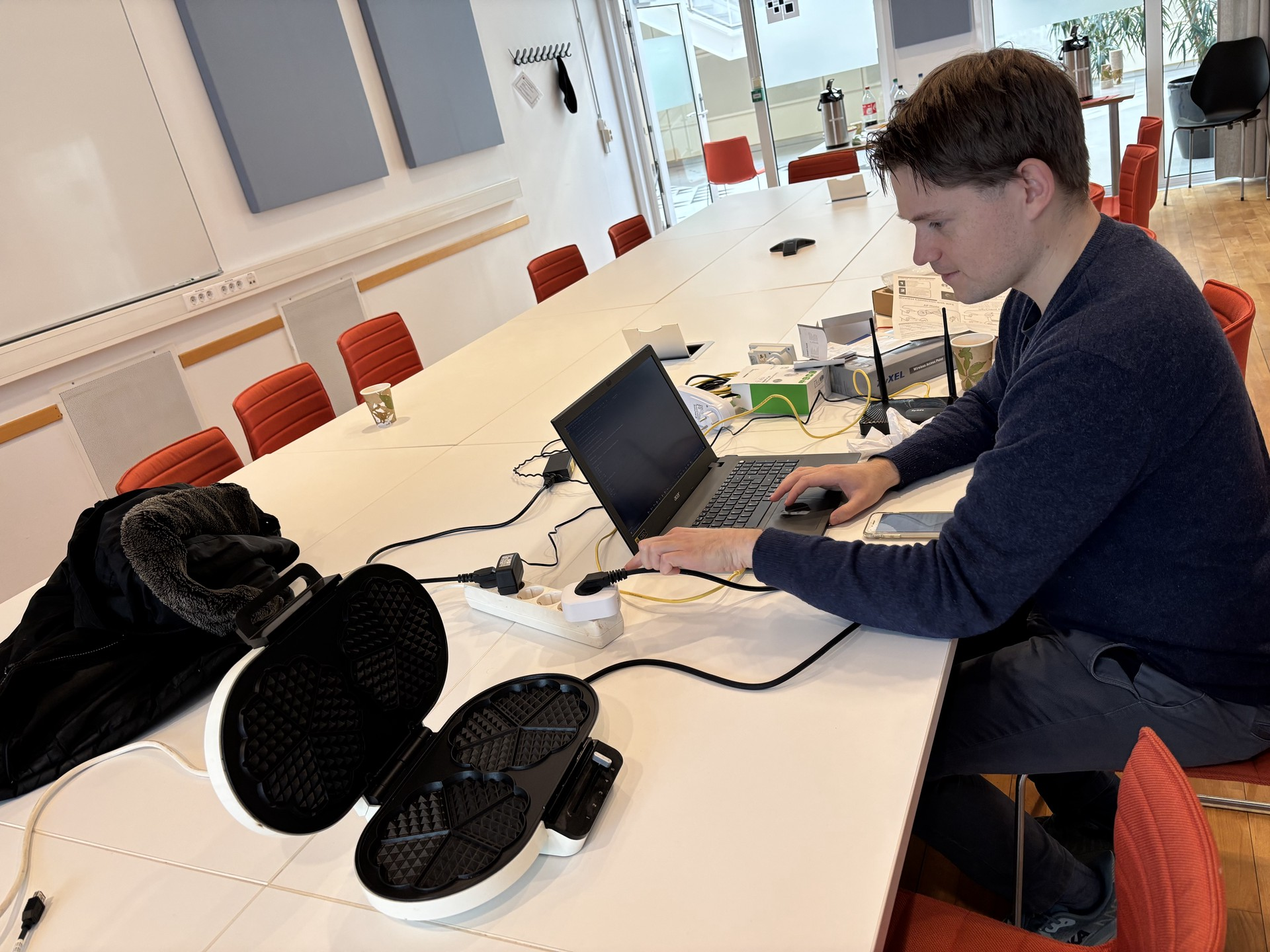 Bilde av ansatt som jobber med wifi-antenne og et vaffeljern