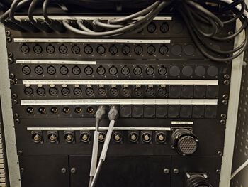 elektronisk enhet ,lydutstyr ,teknologi ,elektrisk kabel ,elektronikk.
