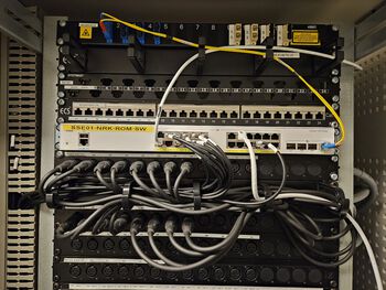 elektronisk enhet ,elektrisk kabel ,kabelhåndtering ,nettverkssvitsj ,teknologi.