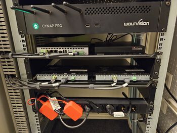 elektronisk enhet ,elektrisk kabel ,teknologi ,elektronikk ,datamaskinvare.