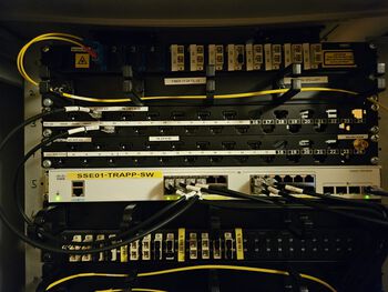 elektronisk enhet ,elektrisk kabel ,kabelhåndtering ,teknologi ,nettverkssvitsj.