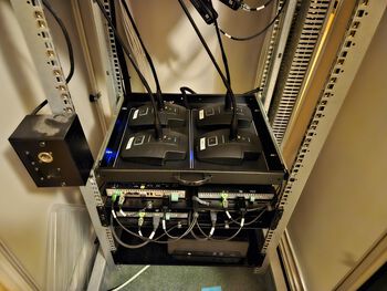 elektronisk enhet ,elektrisk kabel ,teknologi ,elektronikk ,datamaskinvare.