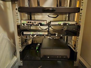 elektronisk enhet ,elektrisk kabel ,elektronikk ,datamaskinvare ,elektriske ledninger.
