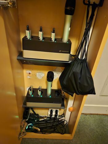 elektronisk enhet ,elektrisk kabel ,teknologi ,maskin ,elektriske ledninger.
