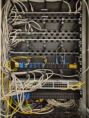 elektrisk kabel ,elektriske ledninger ,kabelhåndtering ,teknologi ,metalltråd.